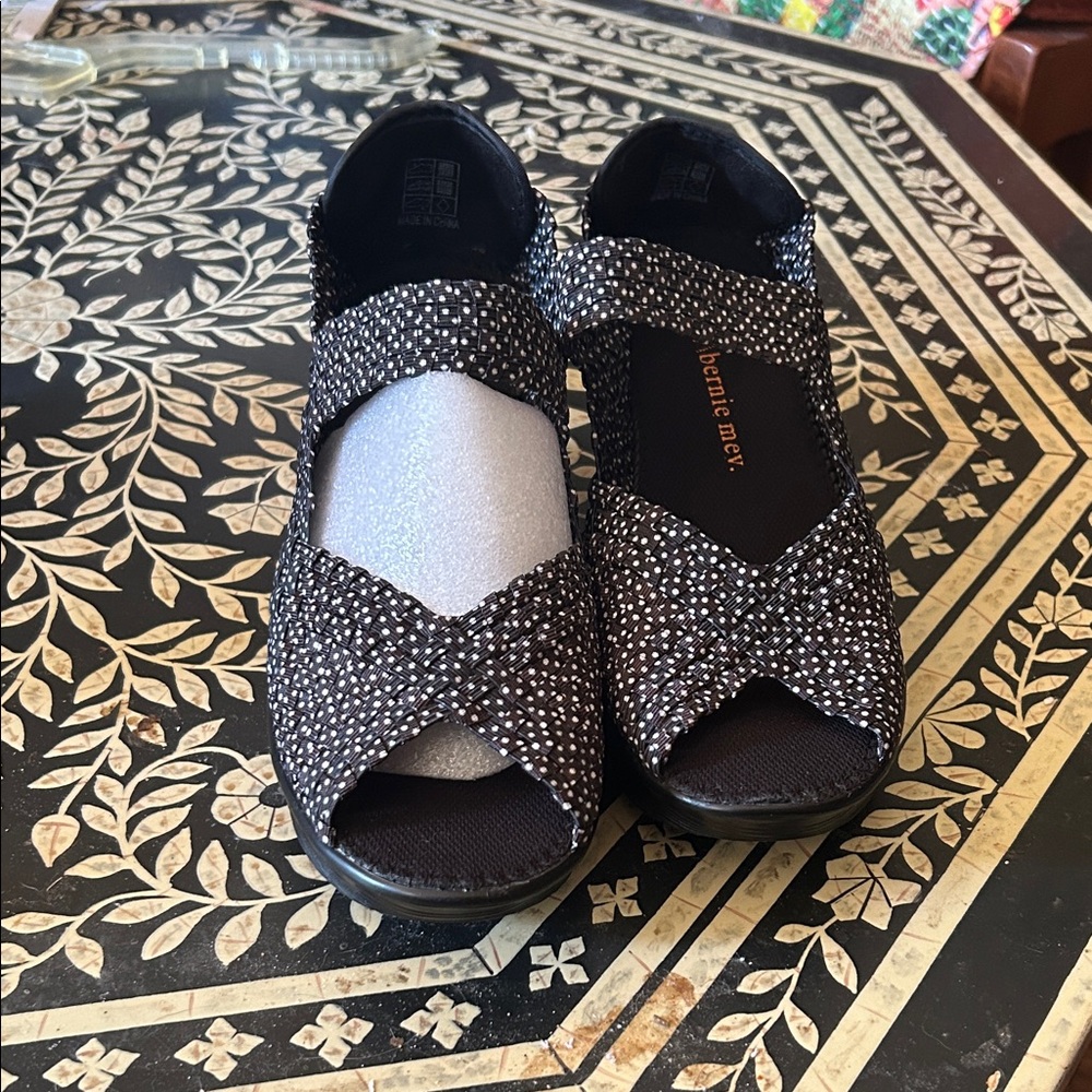 Brand new open toed woven black\white Bernie Mev Shoes size 9